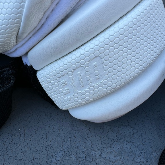 STX Stallion 300 white elbow pads with 360+ Velcro wraps - Picture 7 of 7